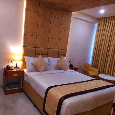 Royal Residency Hotell Kannangad Exteriör bild