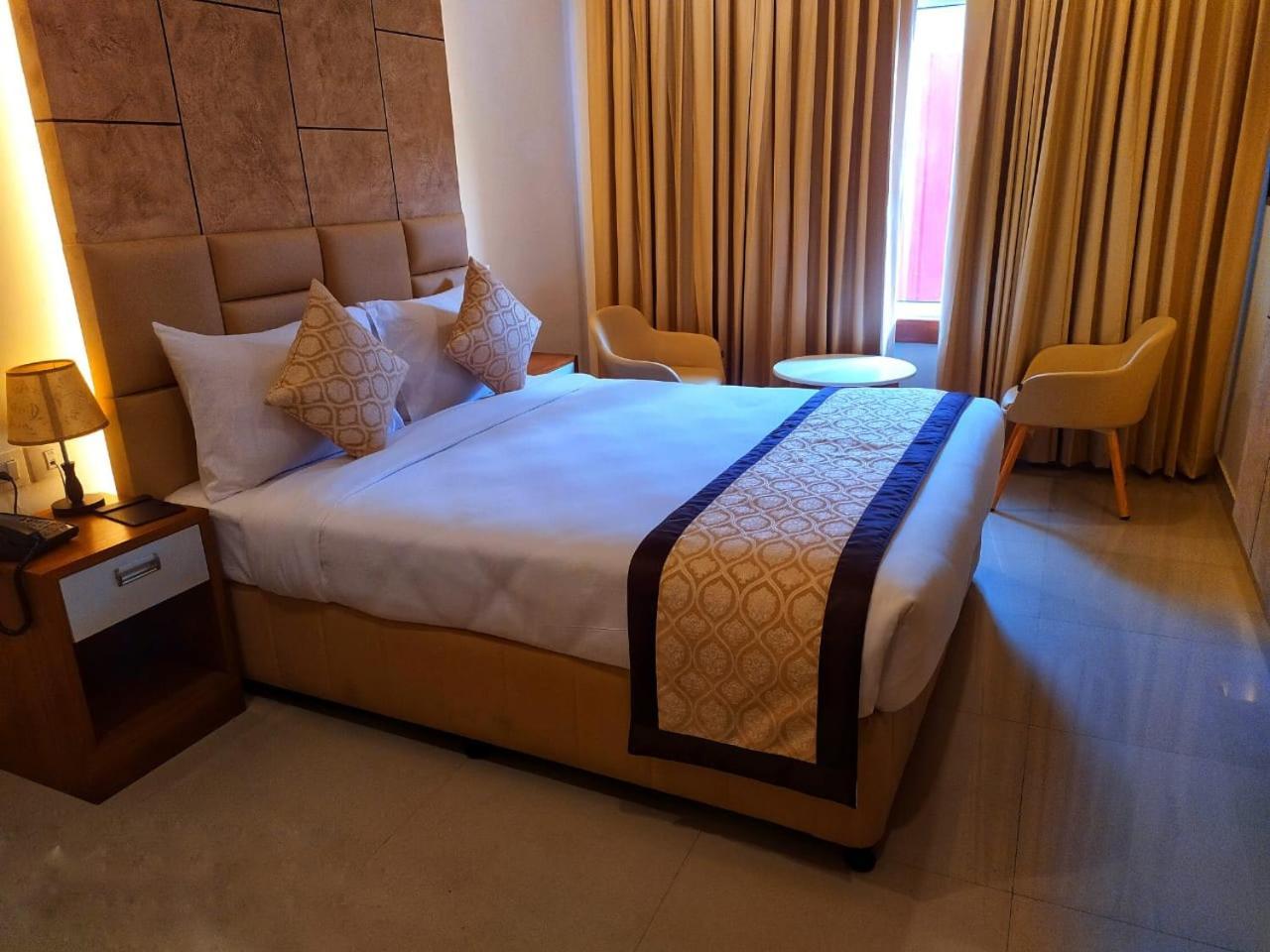 Royal Residency Hotell Kannangad Exteriör bild
