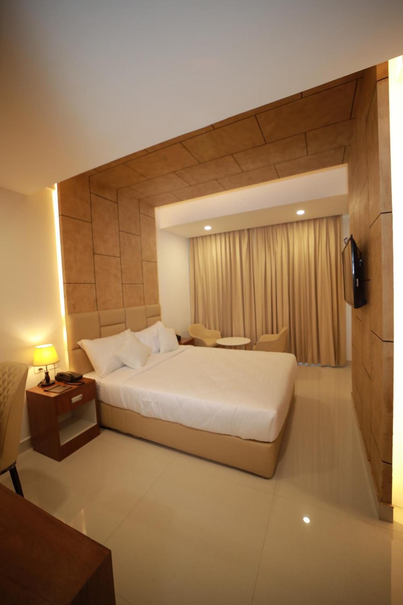 Royal Residency Hotell Kannangad Exteriör bild