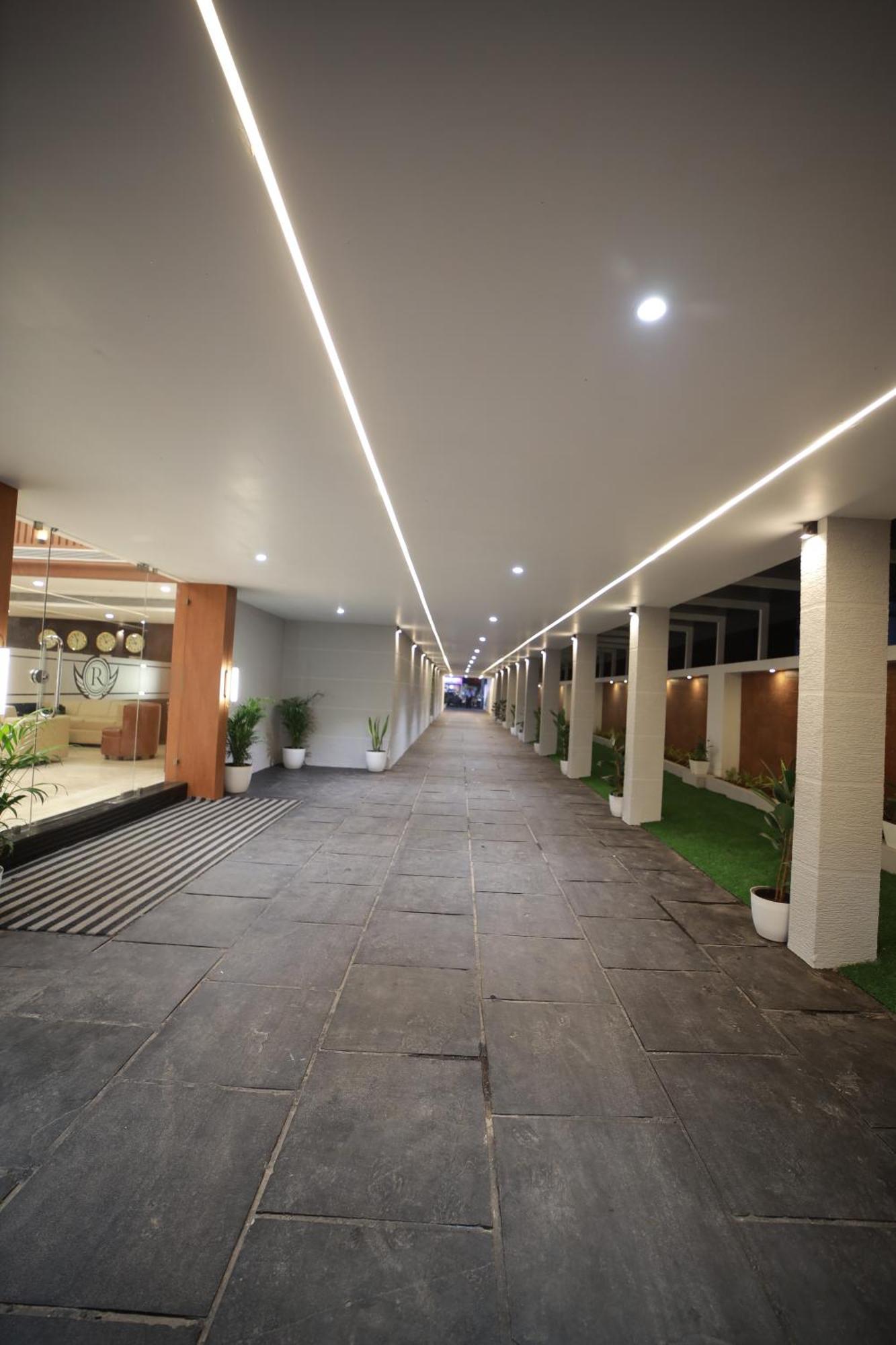 Royal Residency Hotell Kannangad Exteriör bild