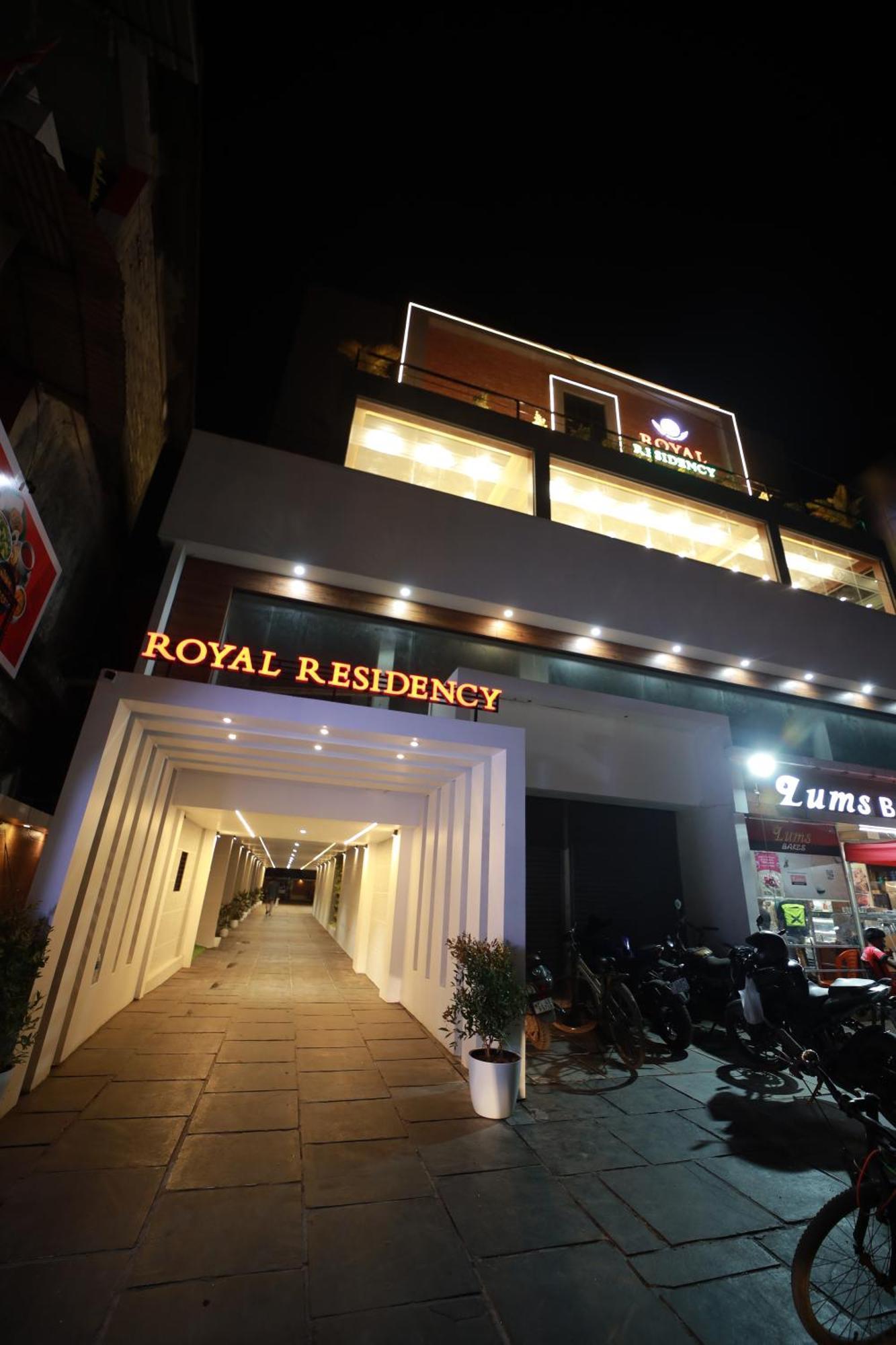 Royal Residency Hotell Kannangad Exteriör bild