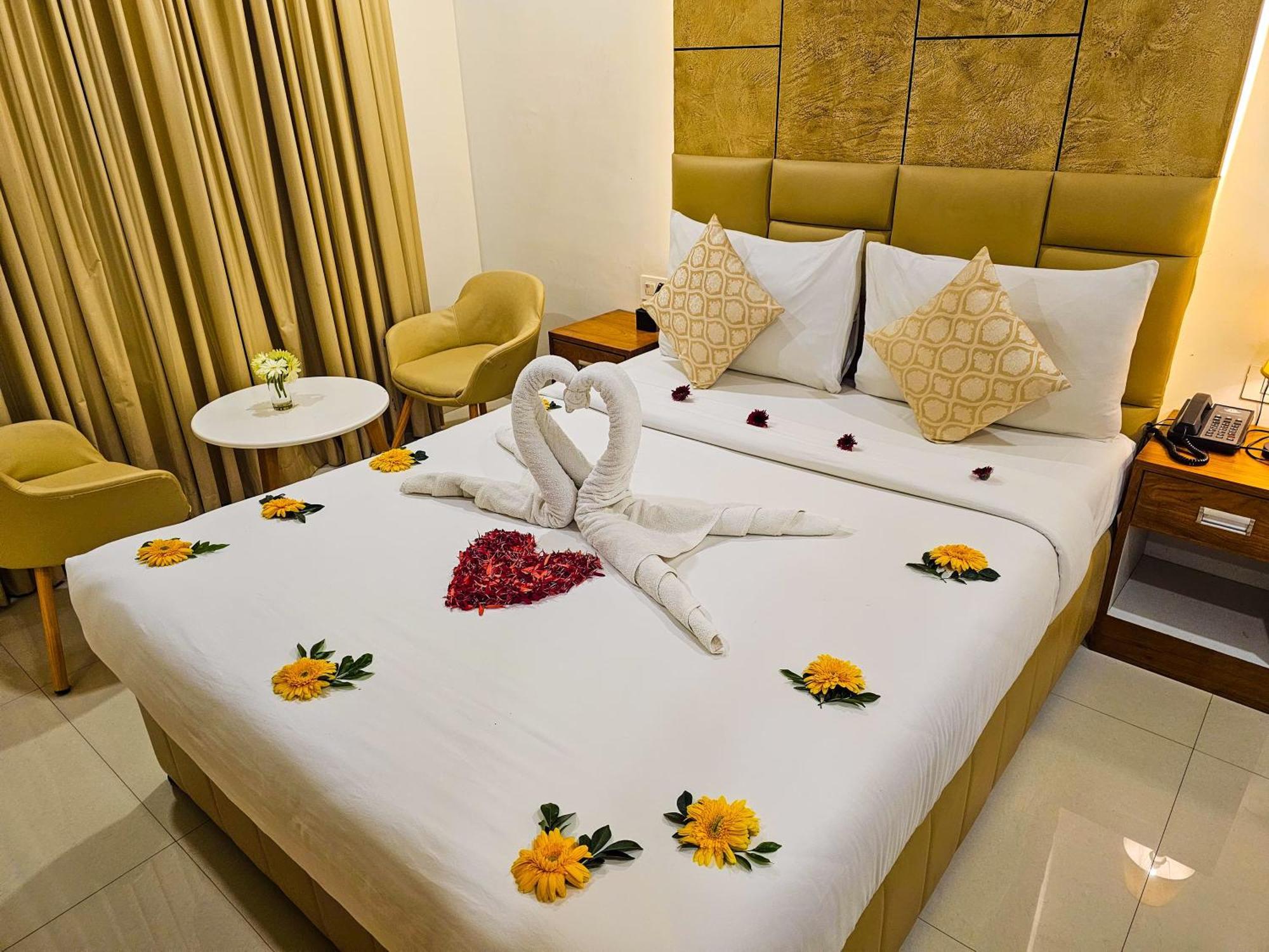 Royal Residency Hotell Kannangad Exteriör bild